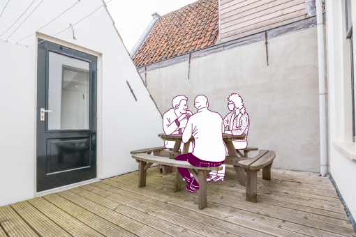 Drie mensen op terras van huis; cleanhouse