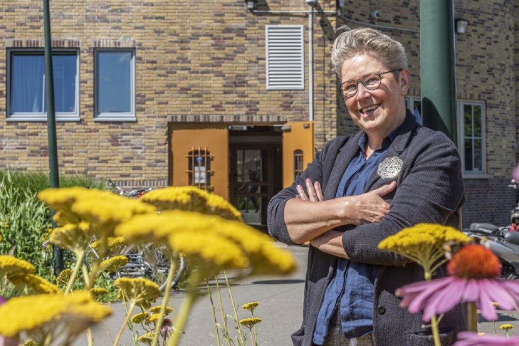 Foto van Emmy Klooster voor de dag- en nachtopvang